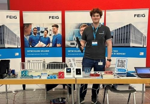 Jugend-forscht-Stand mit RFID-Produkten von FEIG