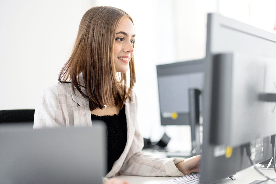 Frau an Bürotisch